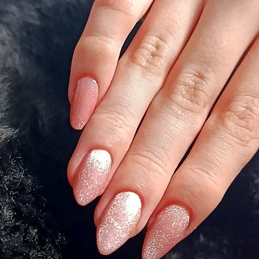 Depois: alongamento amendoado em nude rosé com glitter