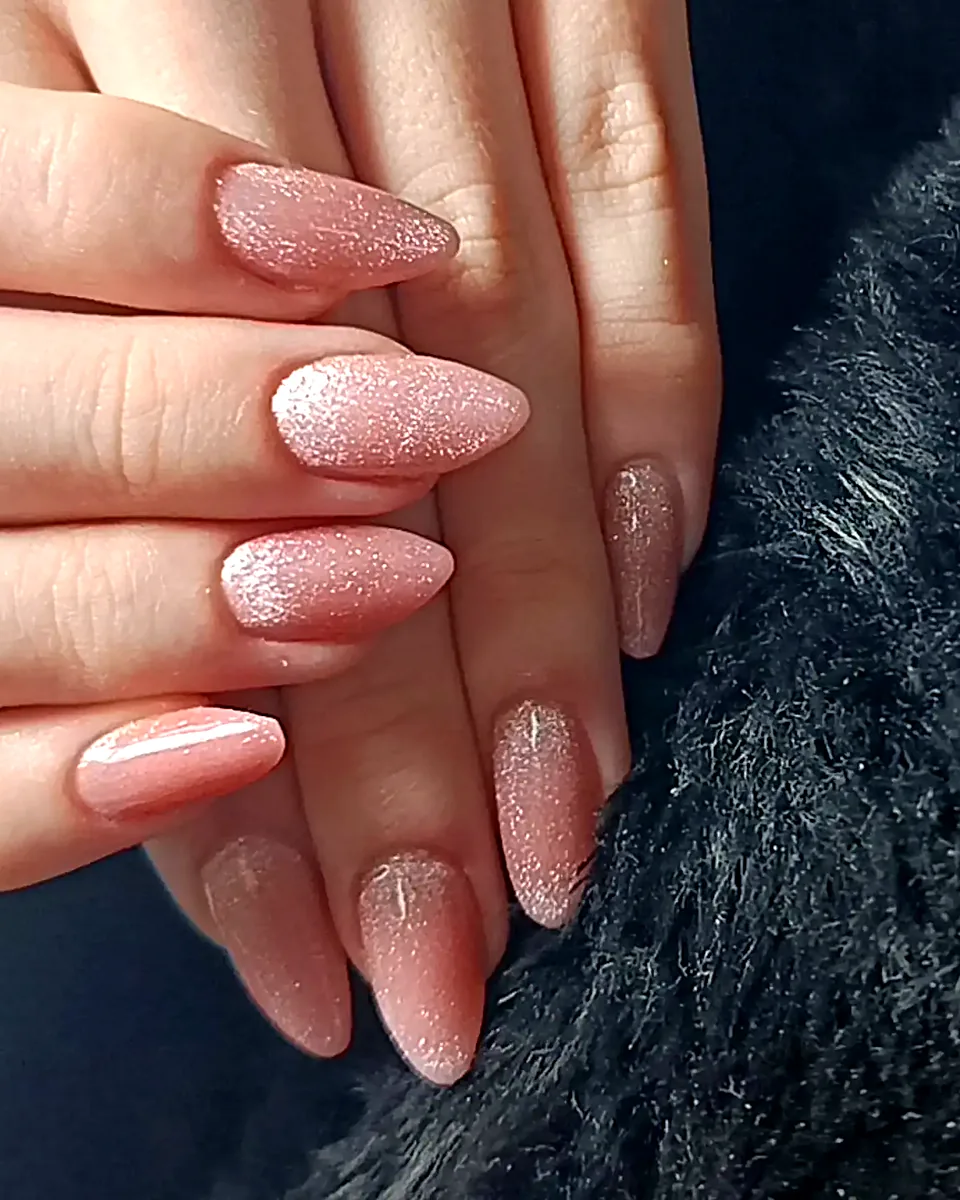Unhas amendoadas em nude rosé com esmalte em gel magnético, feitas pela Lili