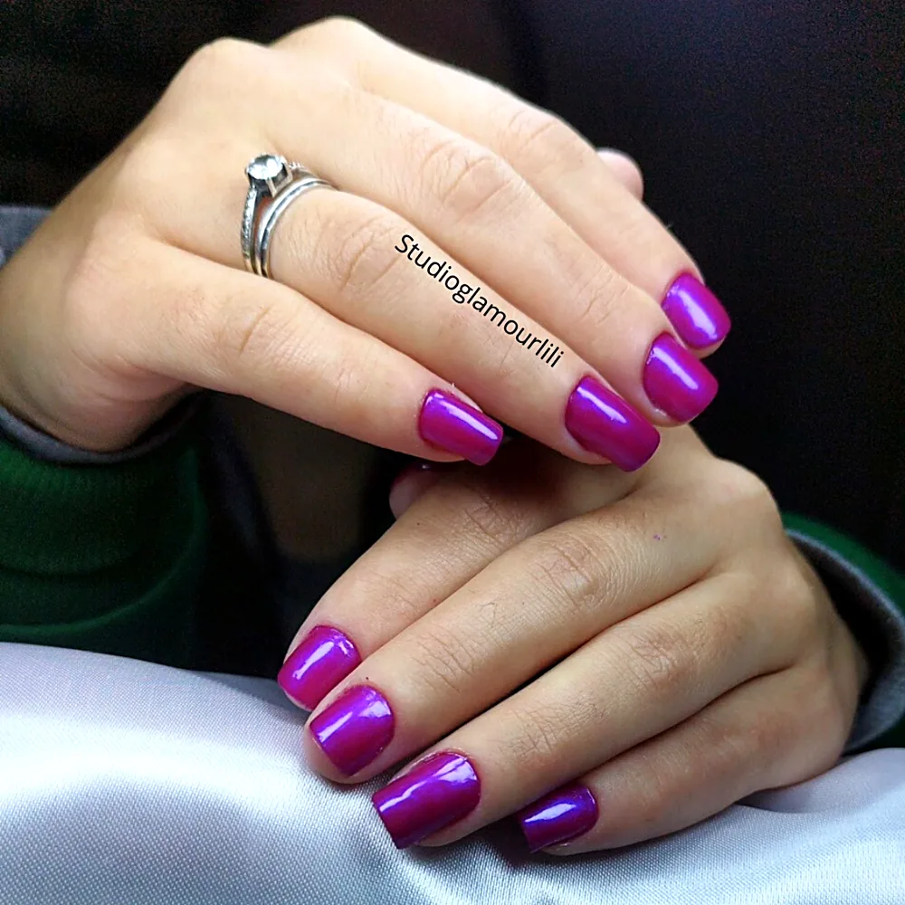 Esmaltação em gel magenta metalizado