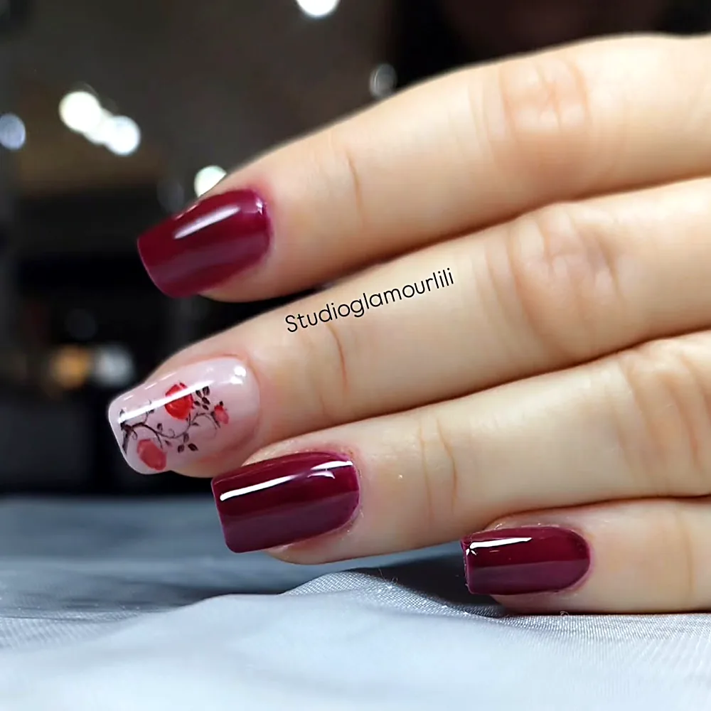 Esmaltação em gel marsala com filha única decorada com flores